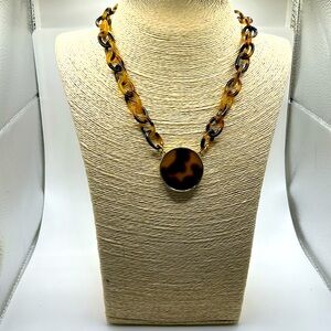 Formash faux tortoise shell necklace resin link chain
Gold tone contemporary
